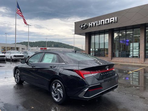 New 2025 Hyundai Elantra SEL image 5