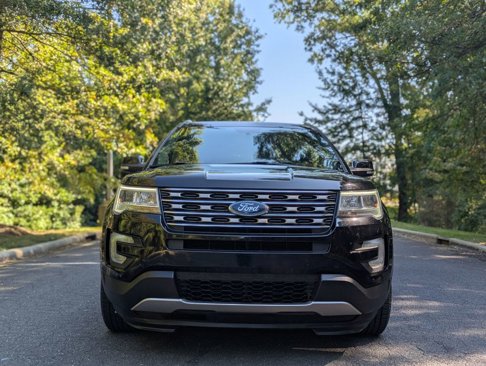 Used 2017 Ford Explorer XLT w/ Equipment Group 202A image 4