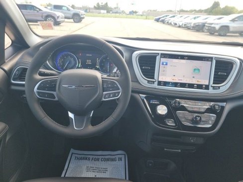 New 2026 Chrysler Pacifica Select image 3