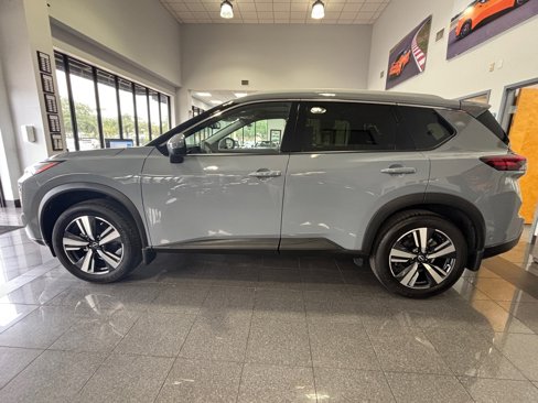 Used 2025 Nissan Rogue SL w/ SL Premium Package image 2