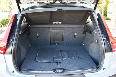 Used 2024 Volvo XC40 B5 Plus image 16
