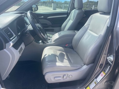 Used 2016 Toyota Highlander XLE image 17