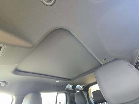 Used 2025 Land Rover Defender 110 S image 8