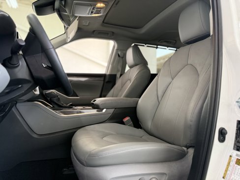 Used 2024 Toyota Highlander Limited image 28