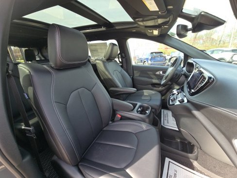 New 2025 Chrysler Pacifica Select w/ Uconnect Theater Family Group image 32
