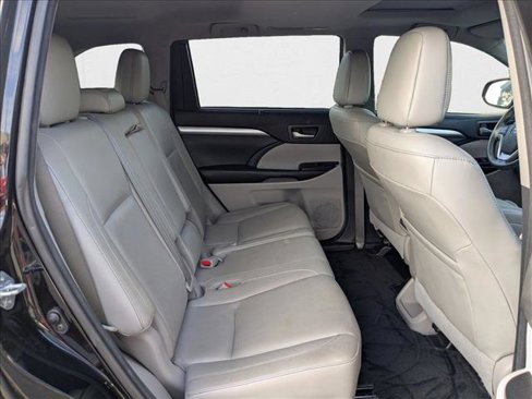 Used 2016 Toyota Highlander XLE image 19