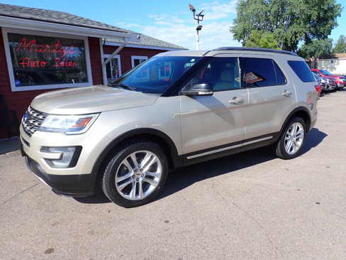 Used 2017 Ford Explorer XLT w/ Equipment Group 202A image 3