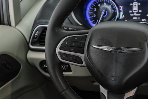 Used 2022 Chrysler Pacifica Touring-L image 14