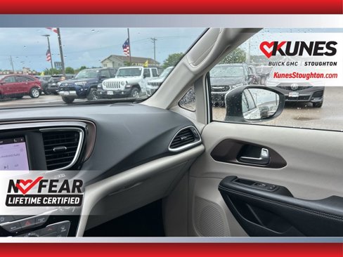 Used 2023 Chrysler Voyager LX image 41
