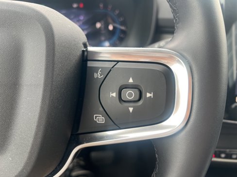 Used 2025 Volvo XC40 B5 Core image 16