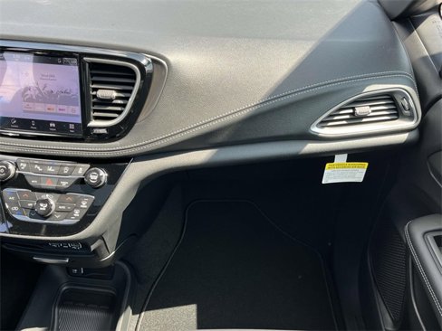 New 2025 Chrysler Pacifica Select image 16