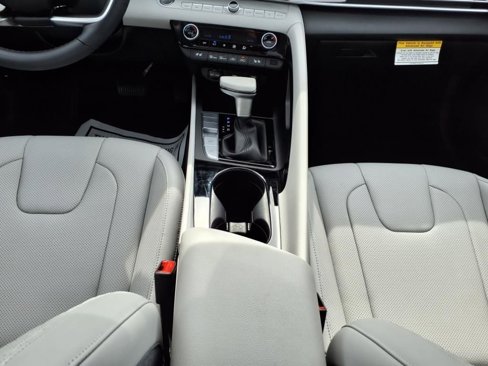 Used 2023 Hyundai Elantra Limited image 16