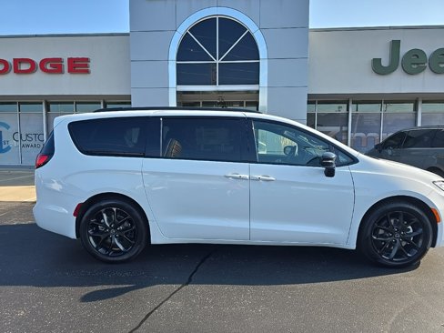 New 2026 Chrysler Pacifica Limited image 9