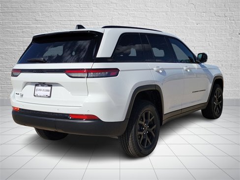 New 2025 Jeep Grand Cherokee Altitude image 4