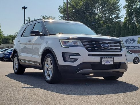 Used 2017 Ford Explorer XLT w/ Equipment Group 202A image 3