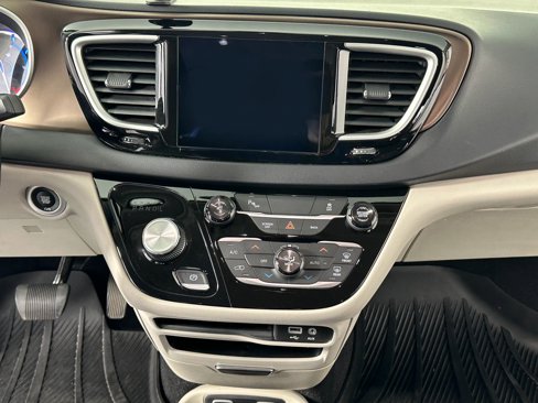Used 2017 Chrysler Pacifica Premium image 42