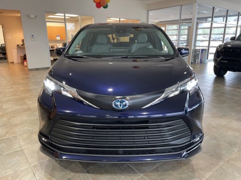 New 2025 Toyota Sienna XLE image 8