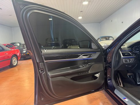 Used 2021 BMW 750i xDrive w/ Executive Package image 17