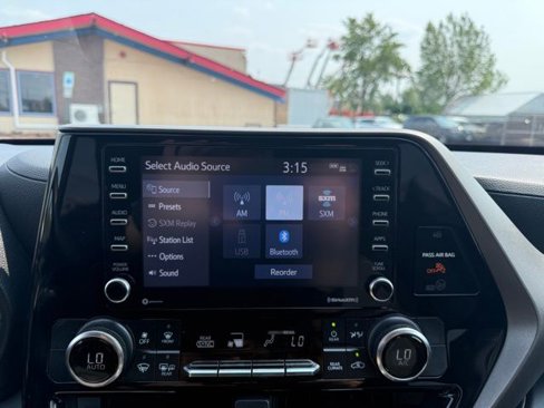 Used 2022 Toyota Highlander L image 37