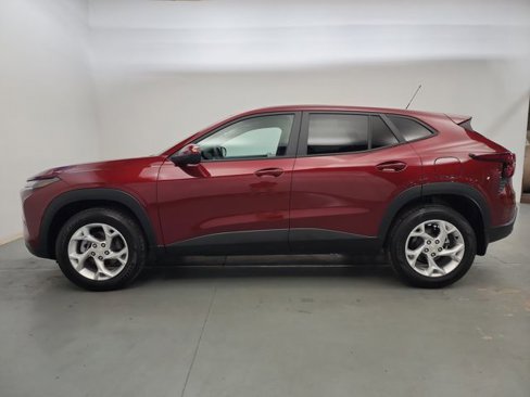 Used 2025 Chevrolet Trax LS w/ LS Convenience Package image 5