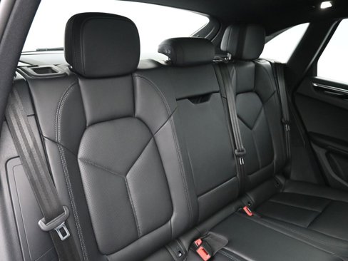 Certified 2025 Porsche Macan image 12