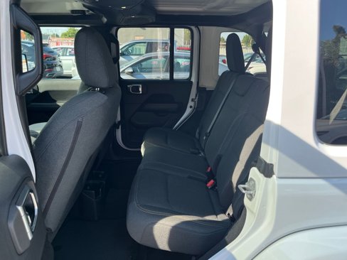 Used 2025 Jeep Wrangler Sahara image 24