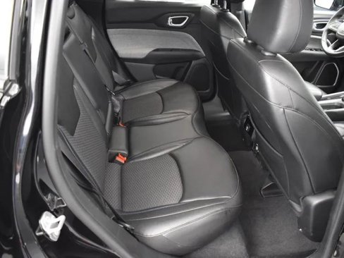 Used 2024 Jeep Compass Latitude image 17