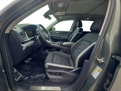 New 2025 Volkswagen Atlas Peak Edition SE image 2