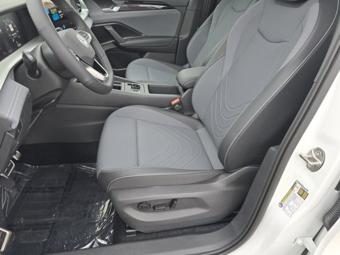 New 2025 Volkswagen Tiguan SE R-Line image 17
