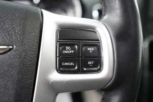 Used 2015 Chrysler Town & Country Touring-L w/ Driver Convenience Group image 22