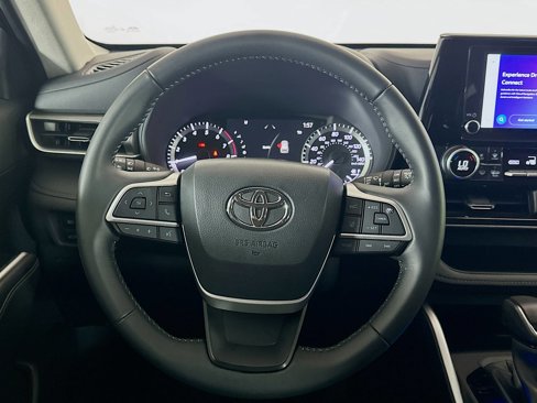 Used 2025 Toyota Highlander LE image 18