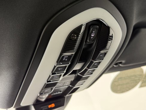 Certified 2025 Porsche Macan image 28