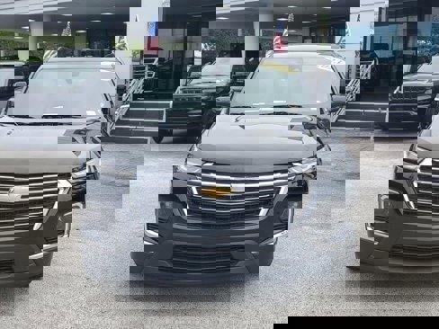 Used 2023 Chevrolet Traverse LT image 2