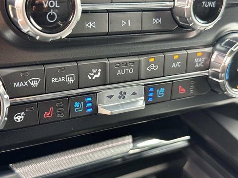 New 2025 Ford F250 Lariat w/ Black Appearance Package image 31