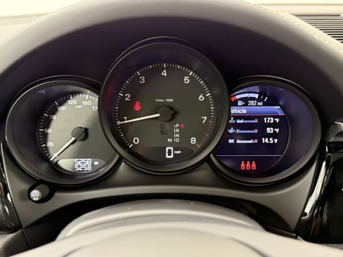 Certified 2025 Porsche Macan image 30