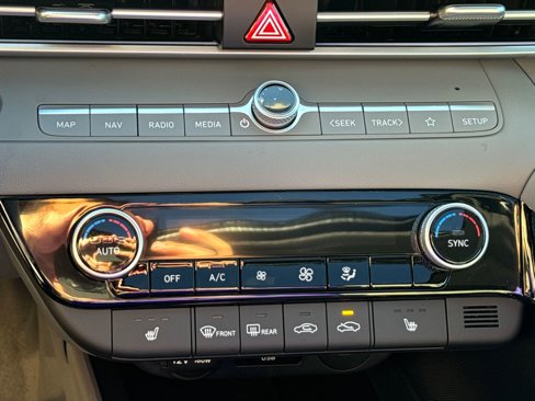 Used 2025 Hyundai Elantra SEL image 31