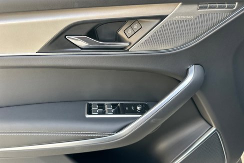 Used 2025 Jaguar F-PACE R-Dynamic S image 10