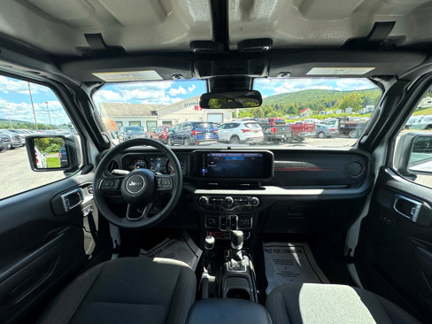 Used 2025 Jeep Wrangler Unlimited Rubicon image 29