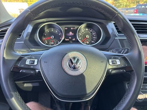 Used 2020 Volkswagen Tiguan SE w/ Panoramic Sunroof Package image 23