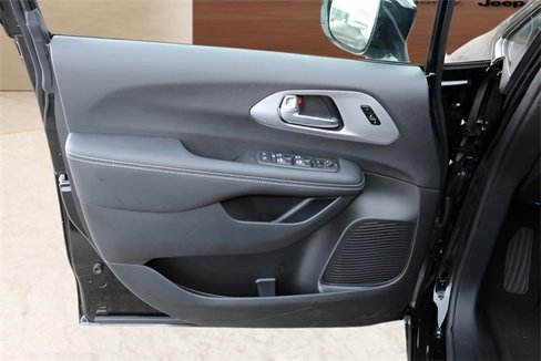 New 2026 Chrysler Pacifica Limited image 10