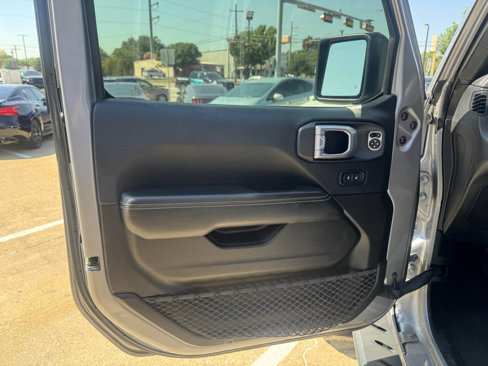 Used 2018 Jeep Wrangler Unlimited Sahara w/ Cold Weather Group image 21