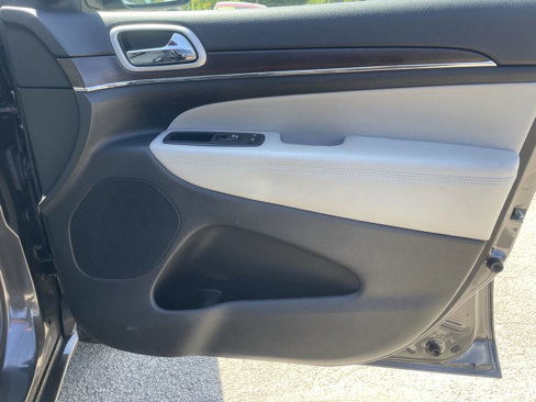 Used 2018 Jeep Grand Cherokee Limited image 12