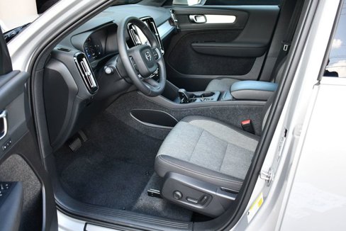 Used 2025 Volvo XC40 B5 Core image 40