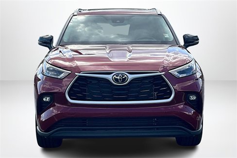 Used 2025 Toyota Highlander XLE image 3
