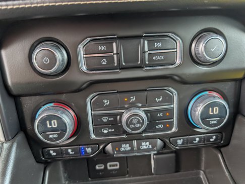 Used 2023 Chevrolet Suburban Premier image 20