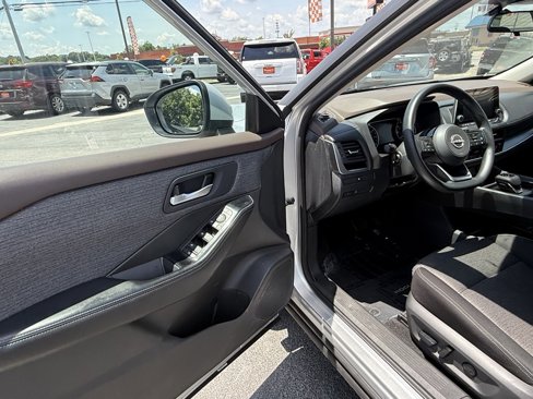 Used 2023 Nissan Rogue SV image 17