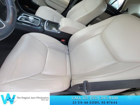 Used 2018 Chrysler 300 Limited image 10