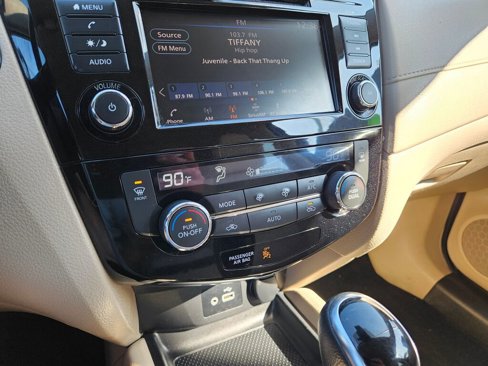 Used 2020 Nissan Rogue SV image 20