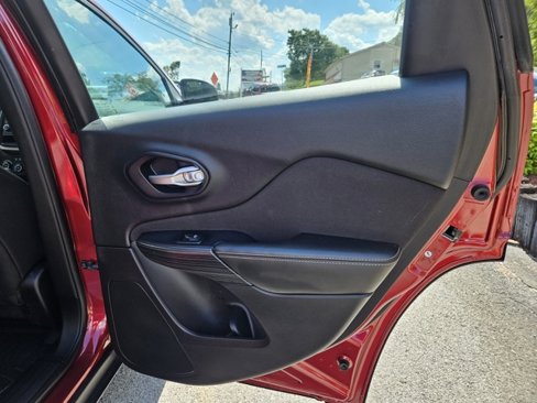 Used 2016 Jeep Cherokee Sport image 13