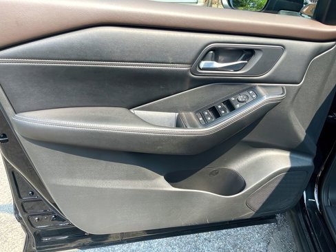 Used 2022 Nissan Rogue SV w/ SV Premium Package image 10